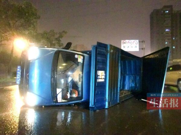 小貨車側(cè)翻現(xiàn)場(chǎng)。