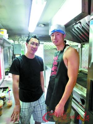 劉曉（左）和彭一在餐車內(nèi)。（受訪者提供）
