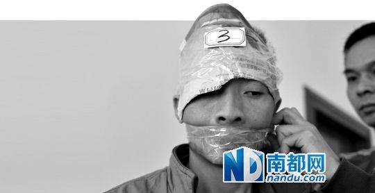 為了防止犯罪嫌疑人串供，民警用膠帶將犯罪嫌疑人的嘴封住。
