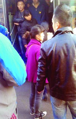 現(xiàn)場僵持不下，穿玫紅色衣服女子要車上乘客給她道歉