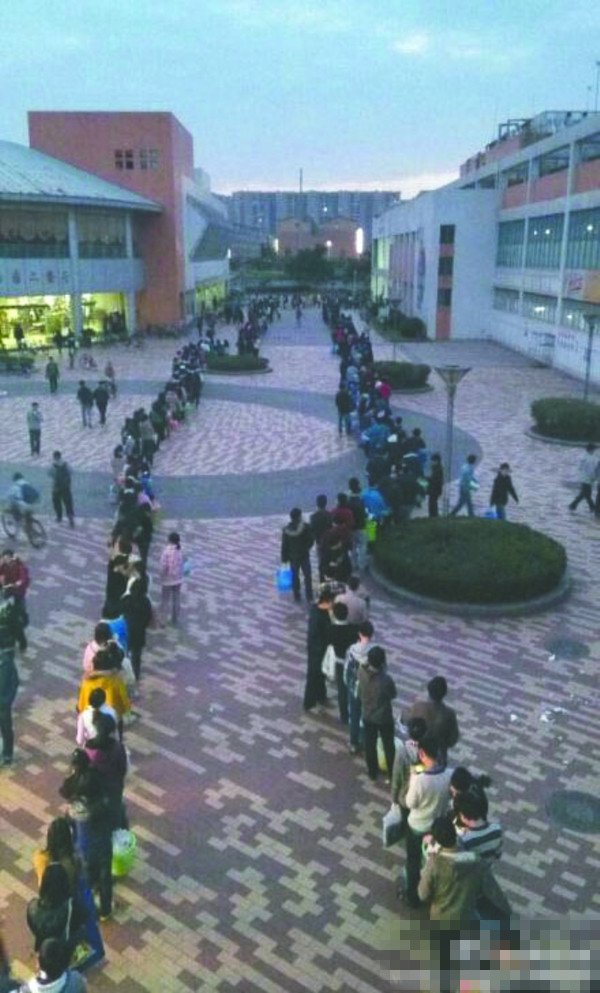 24日傍晚，川大江安校區(qū)浴室前排隊“盛況”