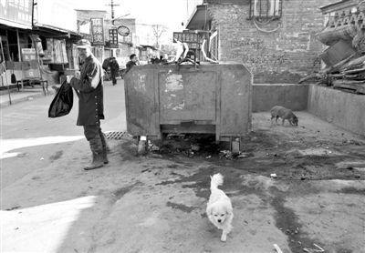 昨日，村民在通州區(qū)馬駒橋的這個(gè)垃圾箱旁，發(fā)現(xiàn)一被棄男嬰，急救人員趕到后確認(rèn)男嬰已死亡。新京報(bào)記者 黃月 攝
