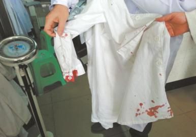 受傷醫(yī)生的衣服上血跡斑斑。