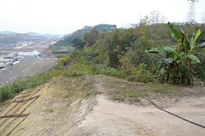 劉某被拋下地方6米處，是一處10多米深的懸崖。