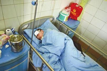 被拋棄荒野的傷者劉某在接受治療。