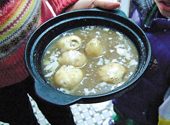 由于放置時(shí)間過久，鍋里的湯圓已經(jīng)非常大，湯圓皮上浮現(xiàn)很多白色物質(zhì)。