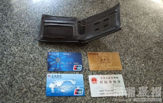 12月24日，長(zhǎng)沙雨花區(qū)美聯(lián)天驕城，當(dāng)事人范先生展示小偷寄回的錢包、身份證和銀行卡。