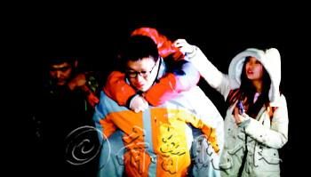 　途中女隊(duì)友小妮突發(fā)高燒，男隊(duì)員輪流背了她三個(gè)小時(shí)，直到網(wǎng)友開車來接