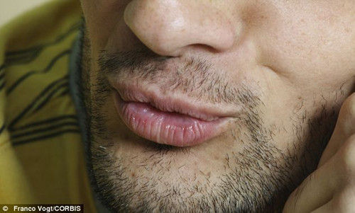 好色劫匪搶劫珠寶后親吻老板娘，留下的口水DNA成為了落網(wǎng)證據(jù)。