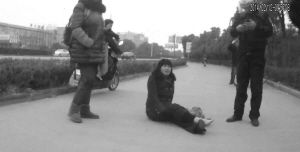 鄭大姐坐在地上，警方趕到進(jìn)行施救。（視頻截圖由警方提供）