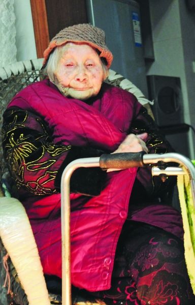 正在取暖的熊婆婆。見習記者 楊榮峰 攝