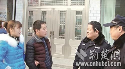 圖為：文楊林與妻子請(qǐng)民警幫助還錢