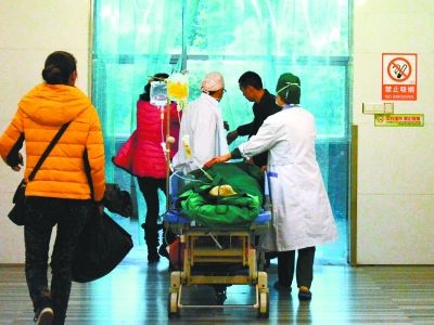 受傷女孩做完手術(shù)被送往重癥監(jiān)護(hù)室。記者楊濤 攝