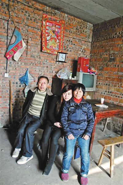 超生女謝先梅(中)、養(yǎng)父謝運才（左）、謝運才的嫂子唐富秀