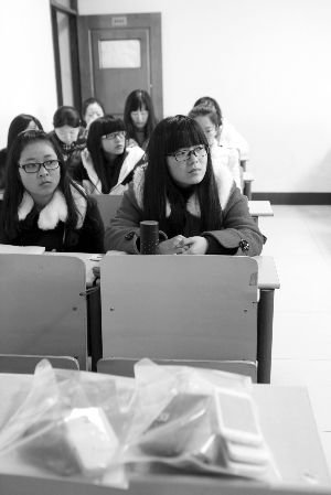 在限時斷網(wǎng)前，江大已有發(fā)起拒絕手機低頭族活動，圖為設立了手機暫存袋的課堂 吳奕 攝