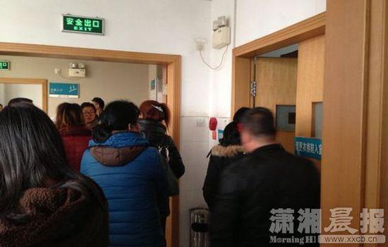 ICU搶救室前家屬。圖|瀟湘晨報(bào)記者 陳斌