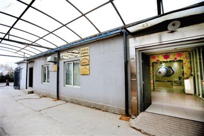 2月25日，北京石景山醫(yī)院，太平間旁的一間辦公室外掛有“八寶山殯儀館石景山醫(yī)院服務(wù)站”的牌子。本版攝影/新京報(bào)記者 王叔坤