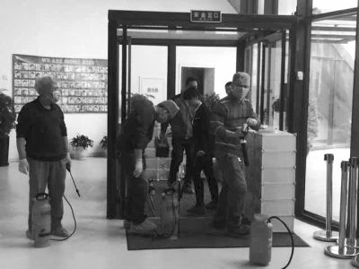 相關人員正在對園區(qū)消毒。讀者供圖