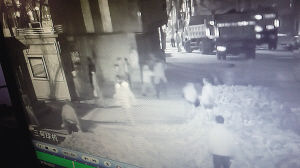 擋道3小時(shí)，司機(jī)路人“望磚興嘆”