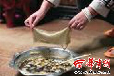 　　昨日，店方讓顧客觀看該火鍋制作時的監(jiān)控錄像本組圖片由本報記者黃利健攝