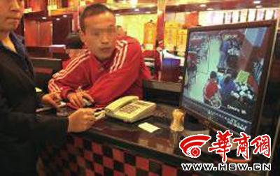 昨日，李女士展示從火鍋店抱回的火鍋，內(nèi)有濕巾