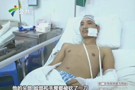 另一名傷者頭部、臉部和手臂都被砍了一刀。(視頻截圖)