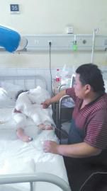 伏登順與女兒在一起。