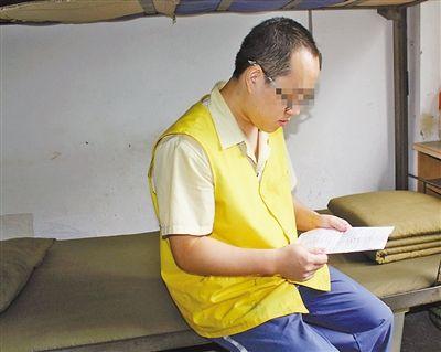 昨天，張文兵在看家書。 記者 鐘耕軍 攝