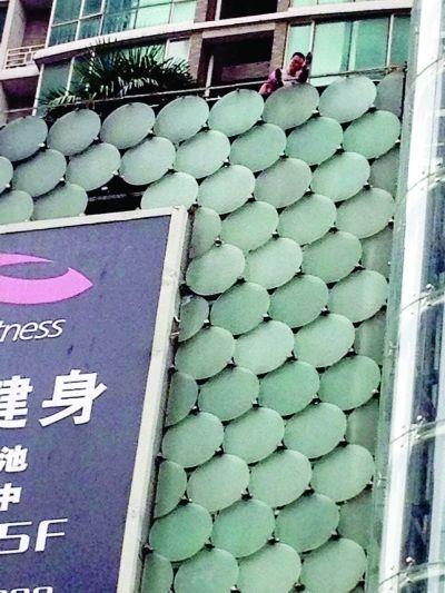 環(huán)亞廣場5樓露臺上，有一男子揚言跳樓。
