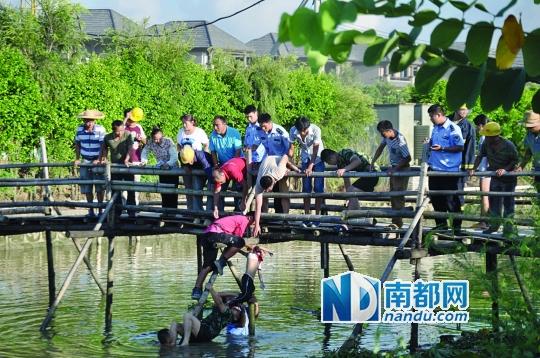 救援人員合力打撈起落水女孩，后經(jīng)醫(yī)護人員確認(rèn)已經(jīng)死亡。受訪者供圖