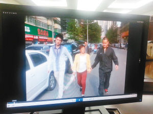 　　便衣民警將一名“站街女”帶回調(diào)查。