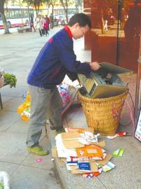 王光偉靠收廢品拾荒為生，每月僅有1000元的微薄收入。