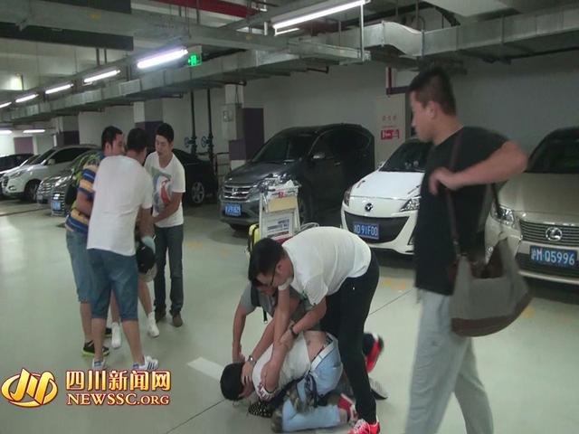 辦案人員在機(jī)場停車場抓獲胡某及其女友（警方視頻截圖）。