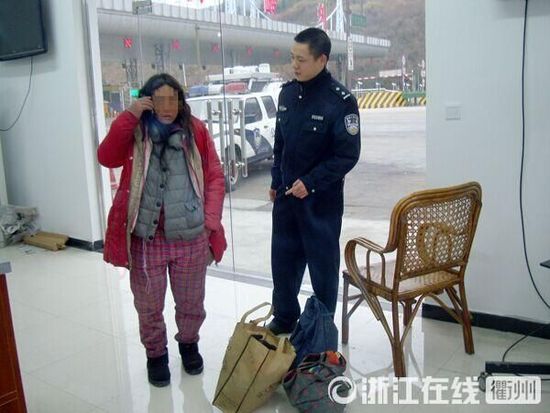 1月30日，衢州高速交警發(fā)現(xiàn)了徒步走在高速楓嶺關(guān)卡口的汪女士