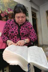 背單詞，是很多學生學習英語時最頭疼的事兒，而西安51歲大學英語老師李艷芝在兩年內(nèi)背完《英漢大詞典》22萬個英語詞匯，學生稱贊其為一本活的《英漢大詞典》；兒子自小患有自閉癥，生活不能自理，20年前又與丈夫離婚，面對生活的不幸，她秉承“你必須一直向前”的信念。