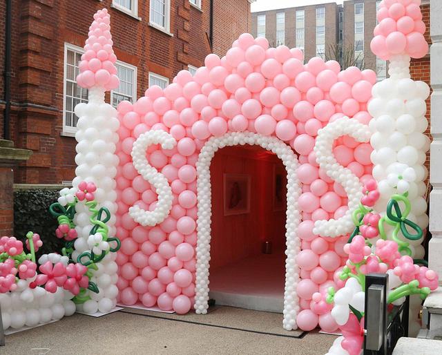 生日宴會入口處用氣球搭建成一個城堡模樣。