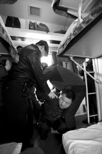 男子涉嫌殺人漂白身份潛逃23年 熟睡中被擒獲