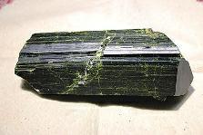 近日，商南縣奇石愛好者潘某在青山鎮(zhèn)鐵礦開采區(qū)發(fā)現(xiàn)一塊疑似綠簾石，有待相關(guān)專家和權(quán)威機(jī)構(gòu)認(rèn)定。