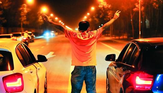 2013年8月25日凌晨，北京，在東壩大街路口進行的一場飆車。