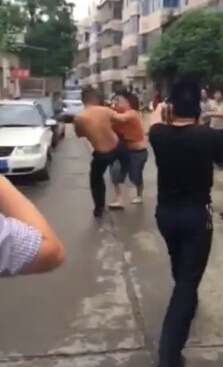 網曝長沙警察上班喝酒開警車打人警方已調查