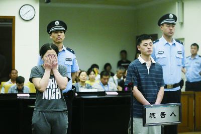 聽到判決，賈某（左）哭了起來。一直到被帶離法庭，夫妻倆沒說一句話