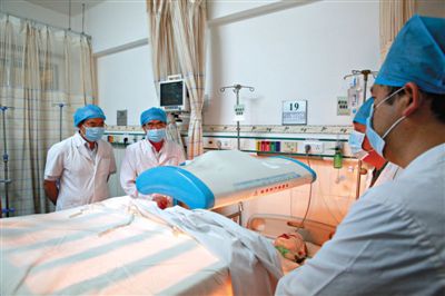 受傷醫(yī)生覃某正在進行治療。昨日上午，醫(yī)生覃某在醫(yī)院乘電梯期間，被一名患者潑汽油并點燃，致重度燒傷。圖/CFP