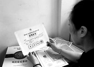 思念小寶的時(shí)候，李女士就一遍遍整理孩子留在家里的物品。