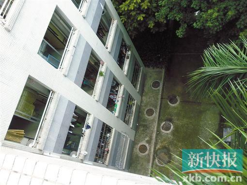 據(jù)目擊者稱,當(dāng)時(shí)墜樓者躺在右排中、下兩個(gè)井蓋中間附近。