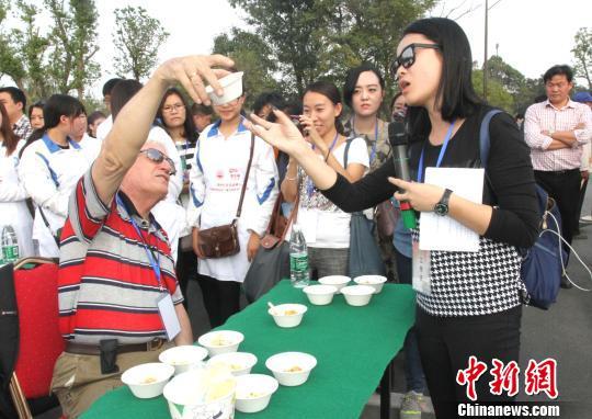 圖為外國友人品嘗揚州炒飯?！〈藜衙鳌z