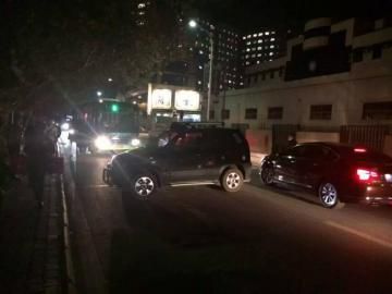 10月22日被推到路面的車攔住了公交車。（圖據(jù)網(wǎng)絡(luò)）