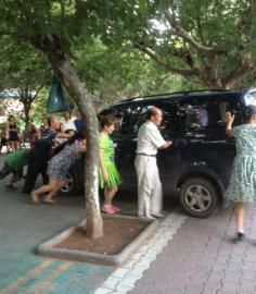今年夏天壩壩舞成員將一輛小車推向公路。（圖據(jù)網(wǎng)絡(luò)）