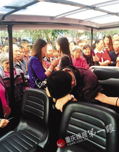 偷拍男子（前）照片來源于網(wǎng)絡(luò)，請(qǐng)作者與重慶晚報(bào)聯(lián)系