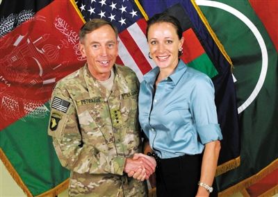 北約公布的一張彼得雷烏斯和布羅德韋爾握手的照片。