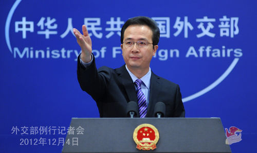 外交部發(fā)言人洪磊主持例行記者會。